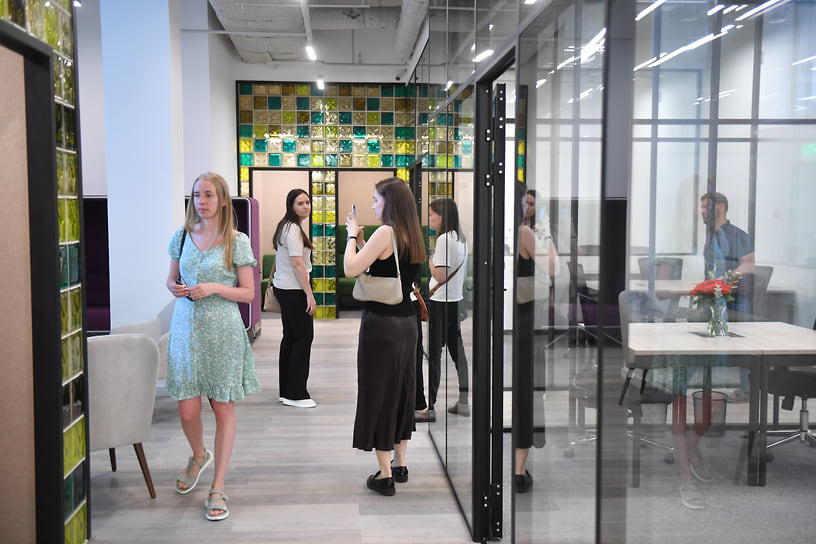 Многие компании вновь рассматривают возвращение в офисы отправленных на удаленку сотрудников