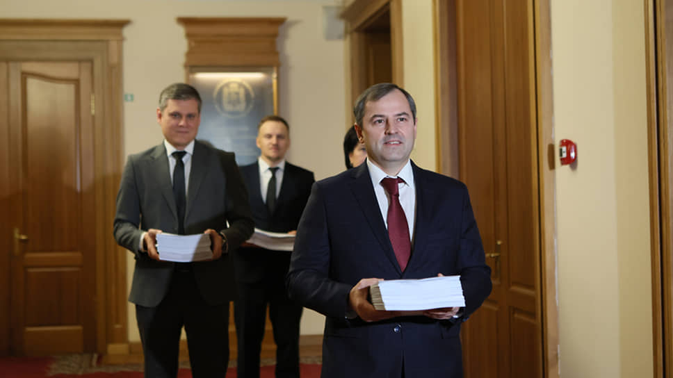 Передача проекта бюджета в Законодательное собрание традиционно носила торжественный характер