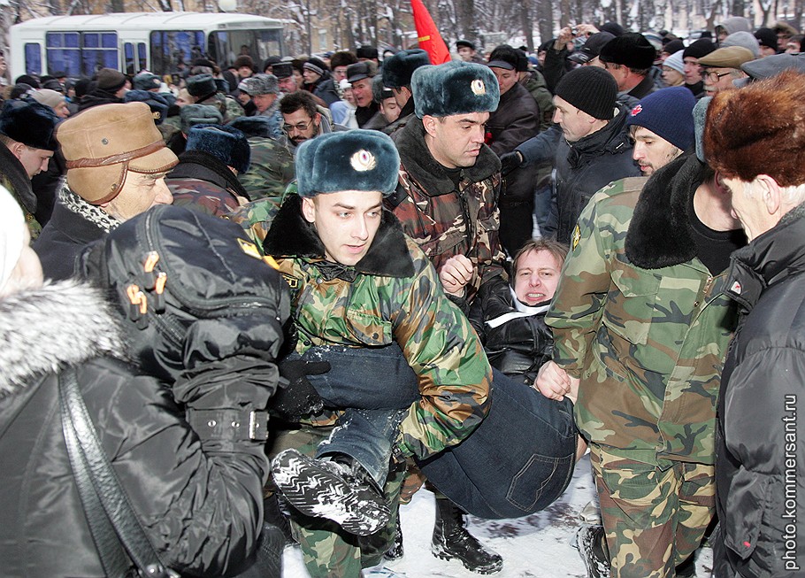 На этот раз задержания активных участников не остановили митинг.