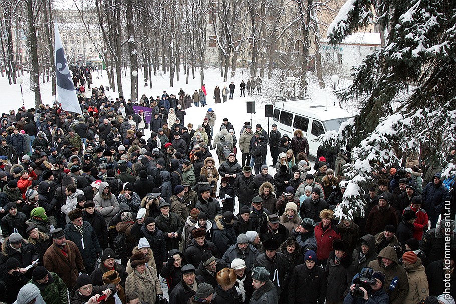 Несанкционированный митинг на площади Свободы собрал не одну сотню человек.