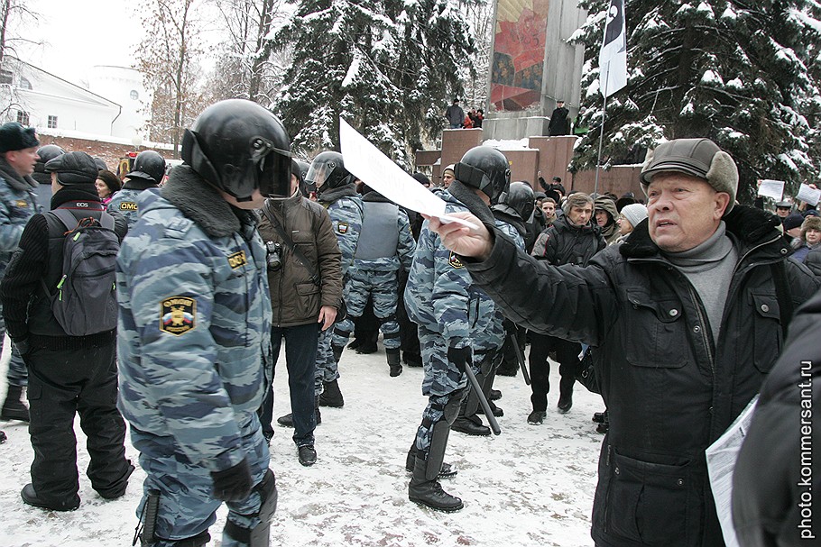 Несанкционированный митинг на площади Свободы был встречен ОМОНом.