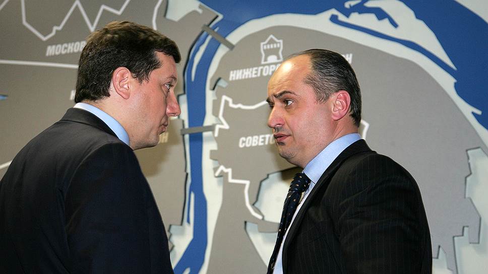 Олег Кондрашов (справа) не убедил депутатов и Олега Сорокина (слева) в необходимости размещения облигаций в 2015 году