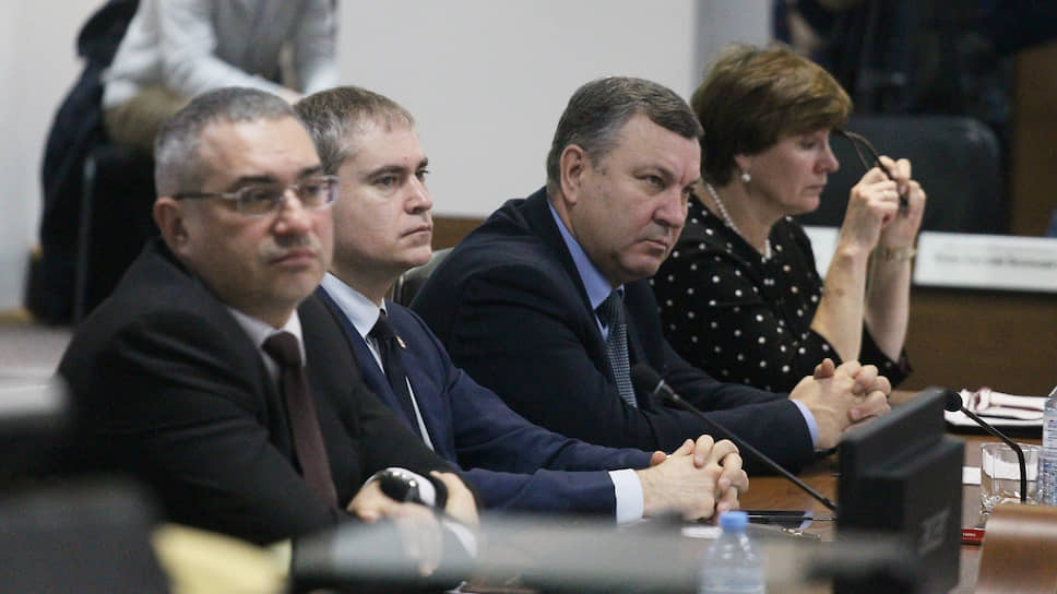 За выступлением подчиненных мэр Владимир Панов наблюдал из президиума и критиковал их работу