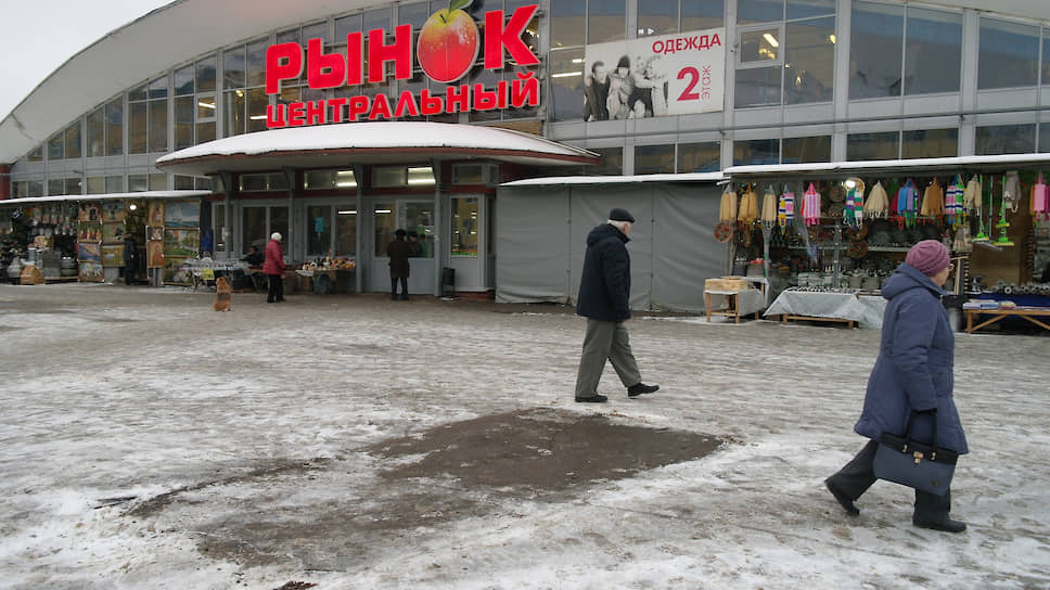 Часть торговых палаток у рынка исчезла вскоре после задержания Владимира Ручки