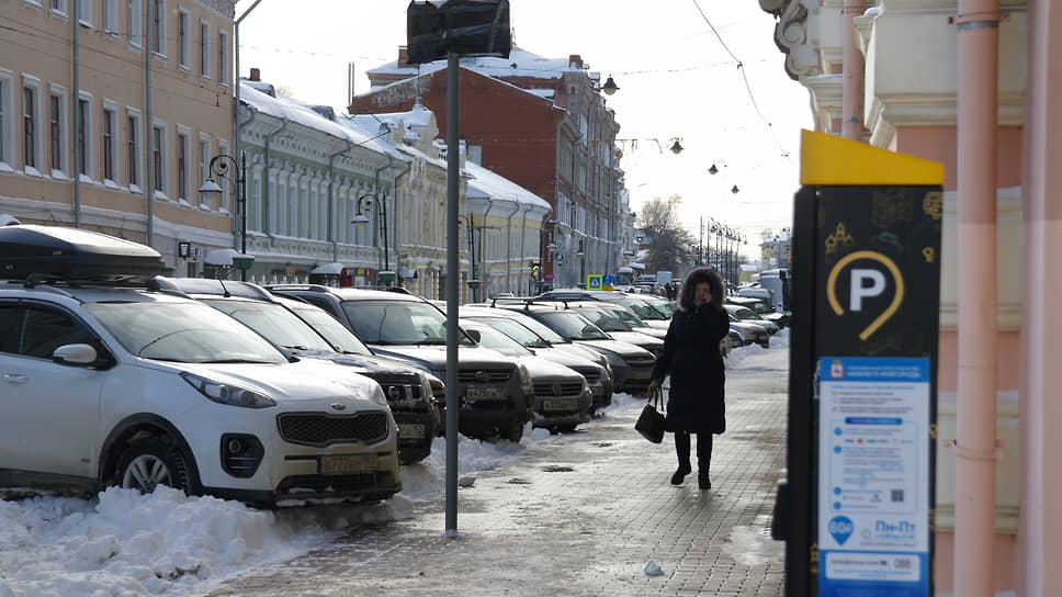 Платная парковка на Рождественской работала и раньше, но нижегородцы не получали штрафы за нарушение правил, так как к их данным у мэрии не было доступа