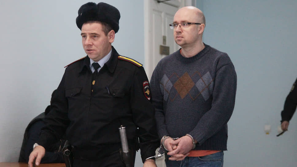 Теневой банкир Максим Осокин (справа), обвиняемый в обналичивании денег
