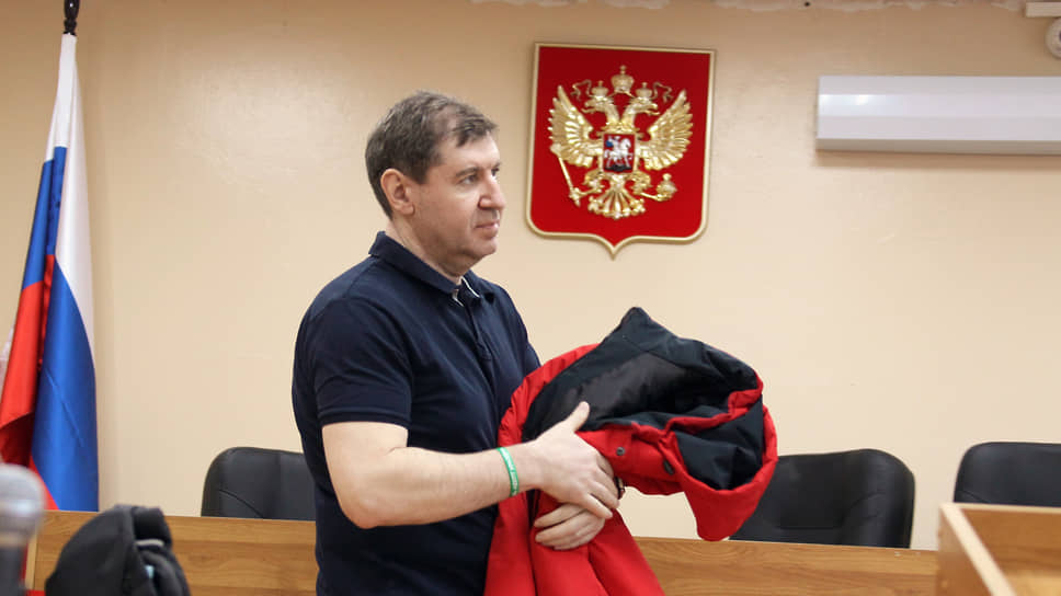 Бизнесмен Михаил Иосилевич, обвиняемый в сотрудничестве с нежелательной в России организацией, перед началом заседания Советского районного суда.