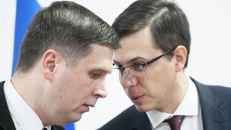 Андрей Гнеушев (слева) помог депутатам понять линию правительства на отчете мэра Юрия Шалабаева (справа)