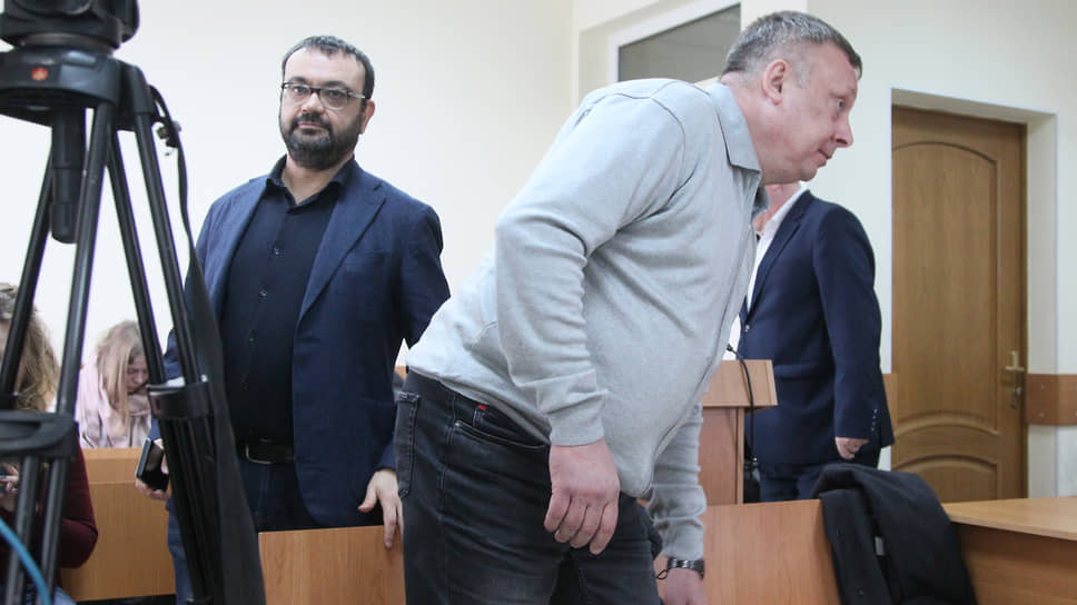 Максим Рабин (слева на фото)  смог выйти из зала суда без судимости в отличие от  Александра Платонова (справа)