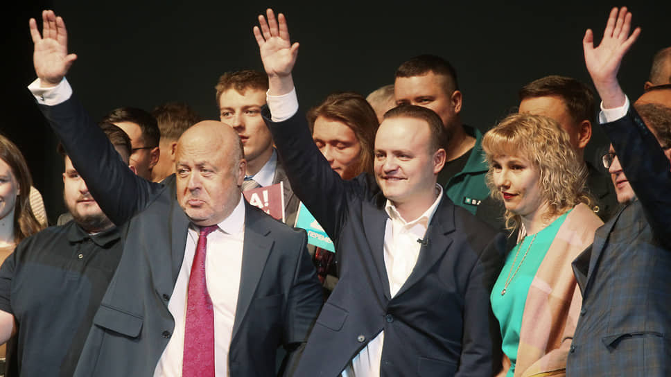 Встреча кандидата в президенты Даванкова (в центре) с избирателями прошла в Театре юного зрителя.