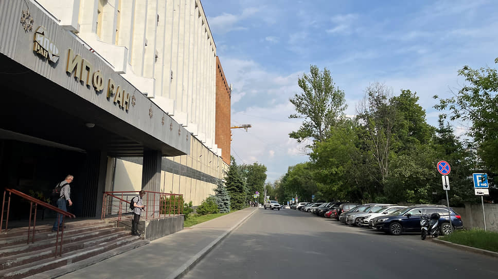 Сотрудники ИПФ РАН попросили избавить их от платы за парковку у института