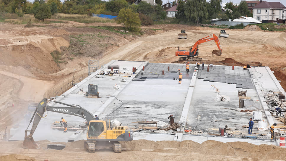 В составе дороги-дублера строители возводят мост через ручей