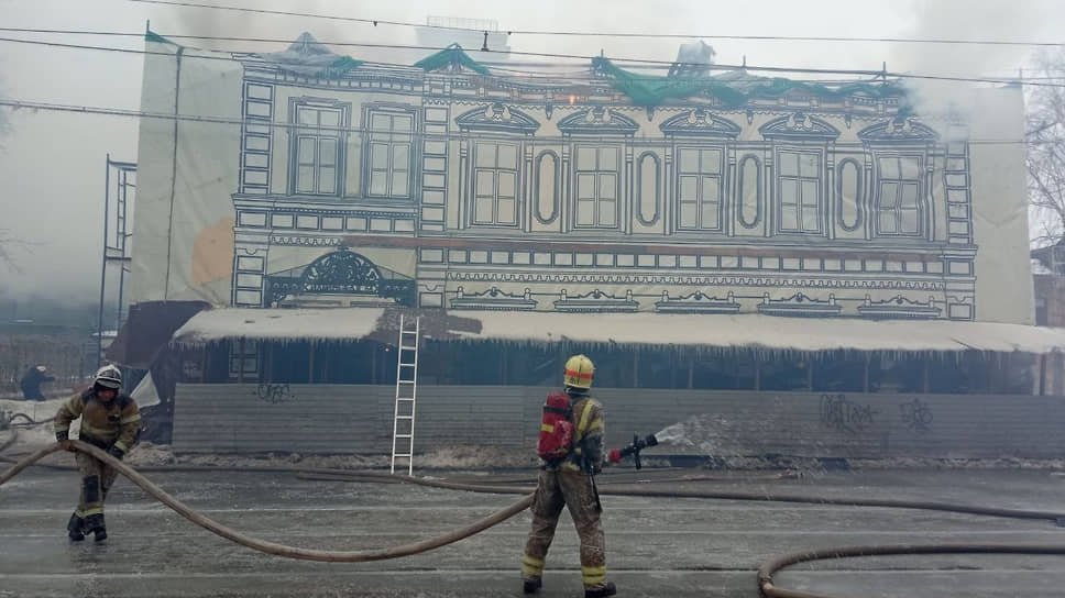 Сотрудники МЧС тушат пожар в доме Котельникова на Ильинской улице