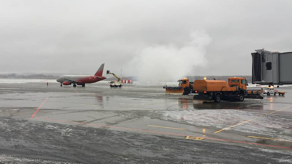 Уборка снега в аэропорту Нижнего Новгорода, обработка полосы противогололедными материалами