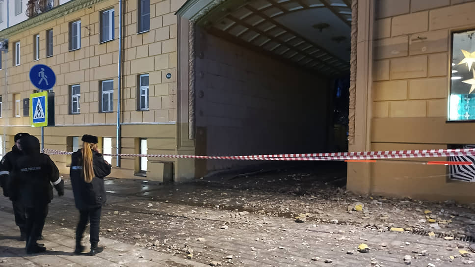 Обрушение фасада жилого дома на улице Большой Покровской 30а в Нижнем Новгороде.