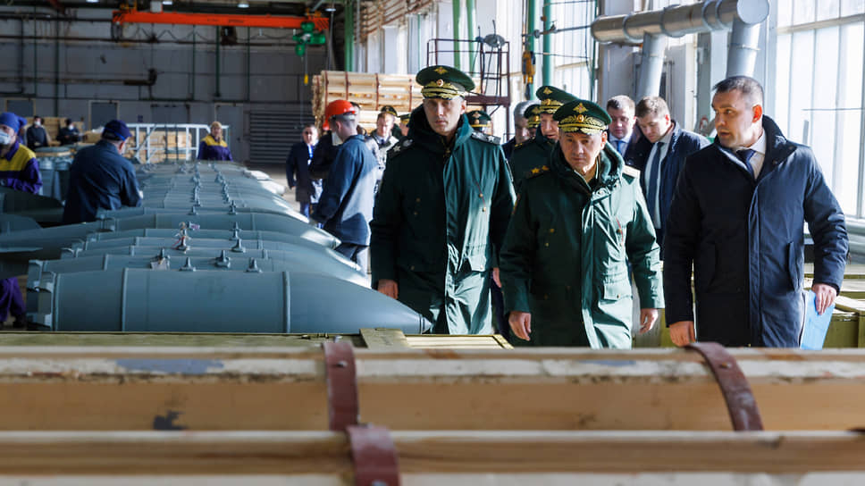 Министр обороны Сергей Шойгу инспектирует производство авиабомб на заводе в Нижегородской области