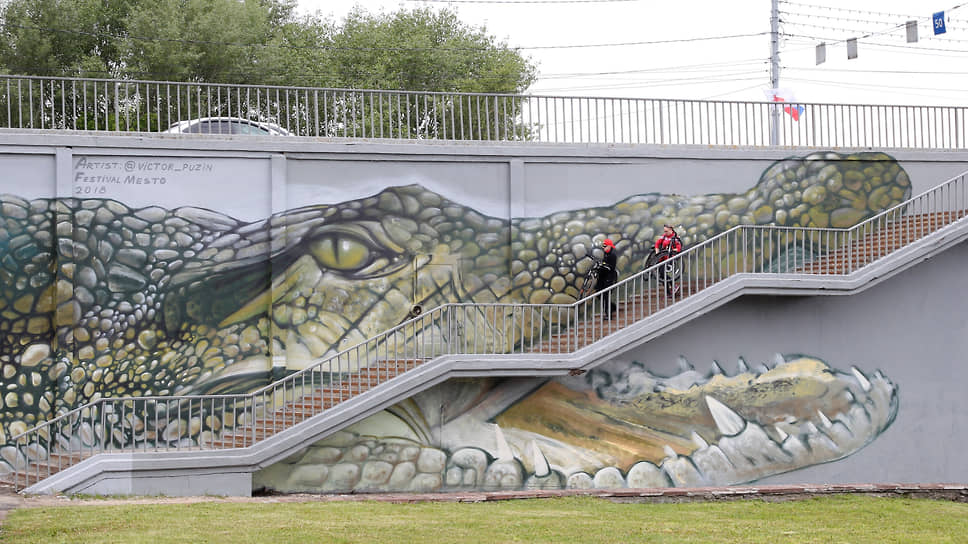 Рисунок крокодила на подпорной стенке Канавинского моста в июне 2018 года