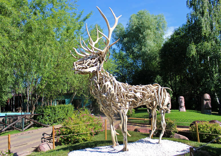 Скульптура оленя из настоящих рогов
