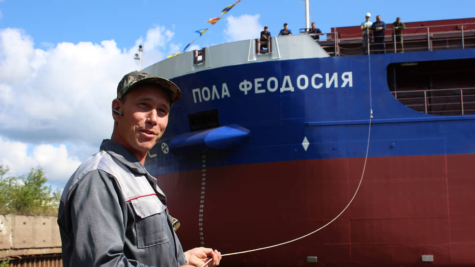 Спуск на воду сухогруза «Пола Феодосия» на заводе «Красное Сормово».