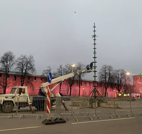 Новогоднюю елку начали устанавливать на площади Минина в Нижнем Новгороде