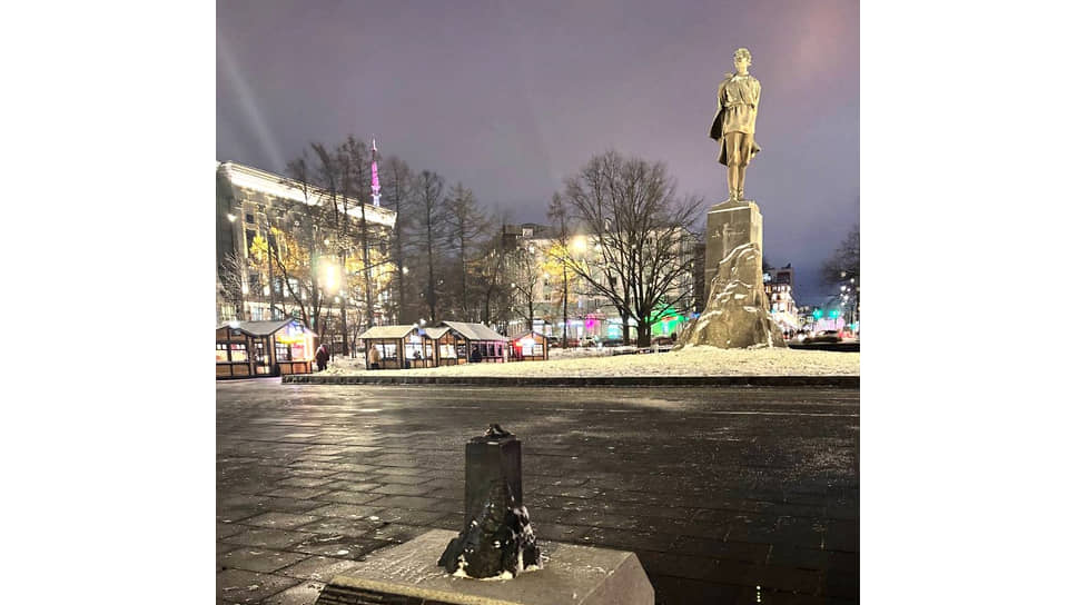 Сломанная мини-копия памятника Максиму Горькому в Нижнем Новгороде