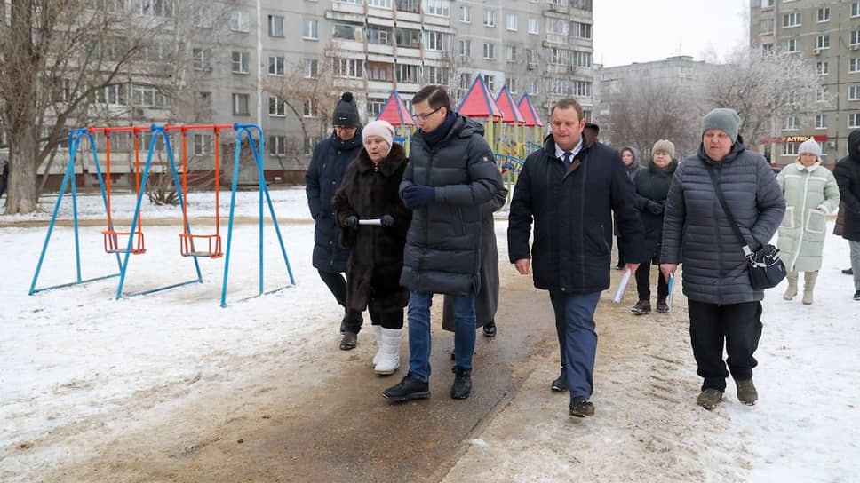 Мэр Нижнего Новгорода Юрий Шалабаев (в центре) проверяет дворовую территорию в Канавинском районе