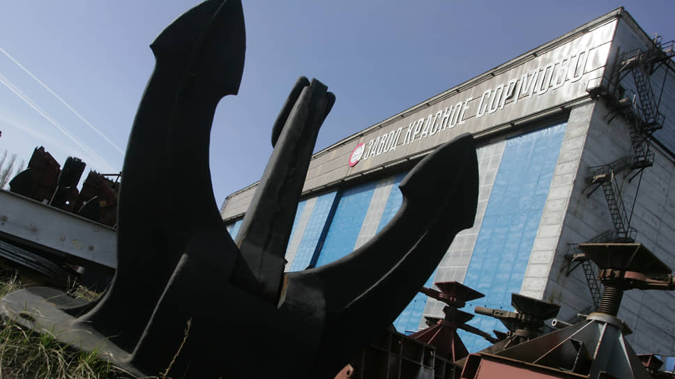 Якорь перед ангаром завода «Красное Сормово»