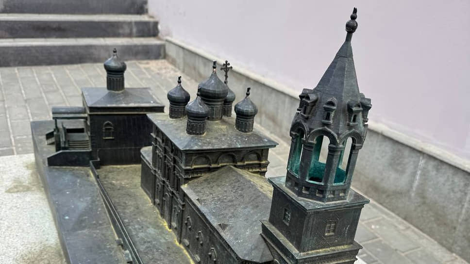 Макет храма с отломанными крестами