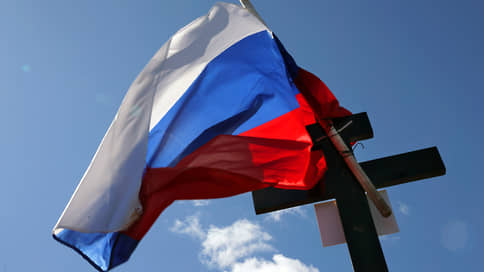 В Нижегородской области с могил участников СВО украли российские флаги // Уголовное дело возбудили после кражи флагов с могил нижегородских участников СВО