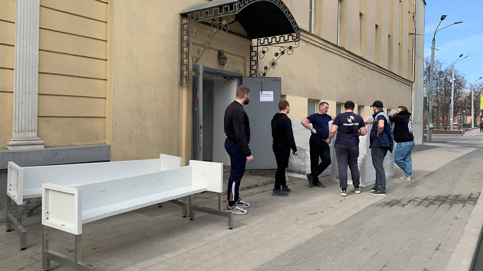 Рабочие вывозят мебель из областного центра крови перед его сносом