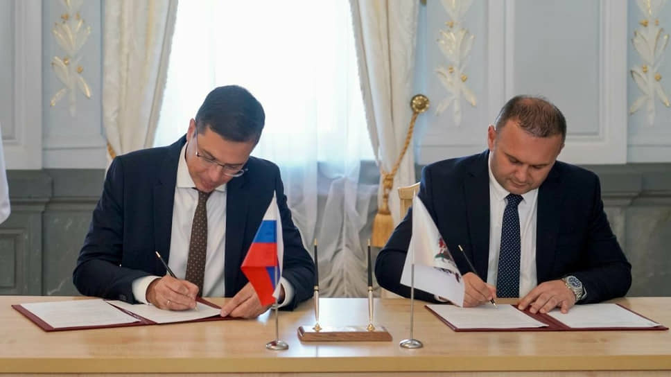 Юрий Шалабаев (слева) и Любиша Чосич (справа) подписывают соглашение об установлении побратимских связей между Нижним Новгородом и Восточным Сараевым (Республика Сербская)