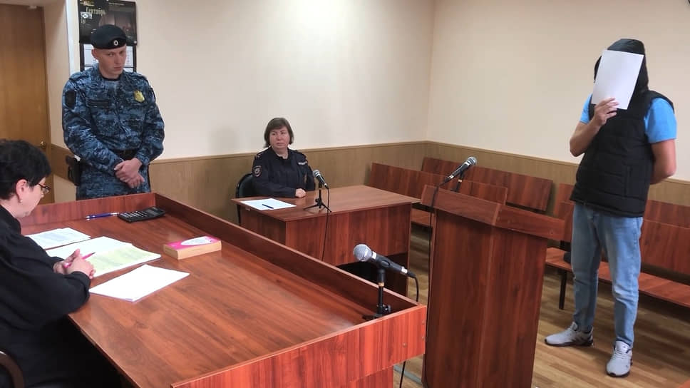 Рассмотрение протокола о хулиганстве в отношении гражданина, который на Дне города Княгинино залез на сцену