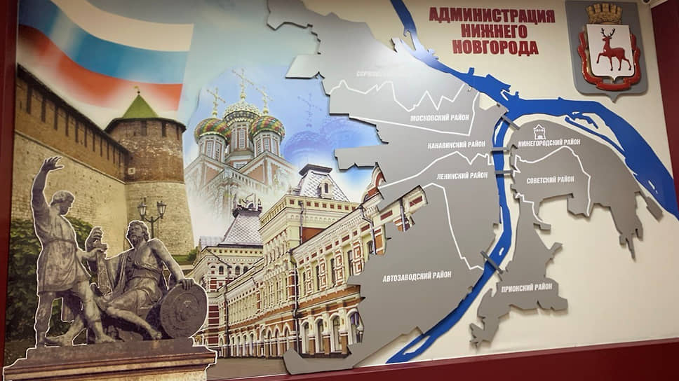 Плакат в холле мэрии Нижнего Новгорода с делением города по районам пока не поменяли