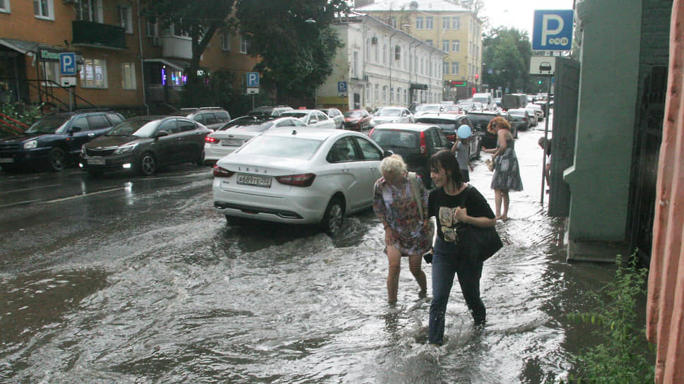 Последствия проливного дождя в центре Нижнего Новгорода