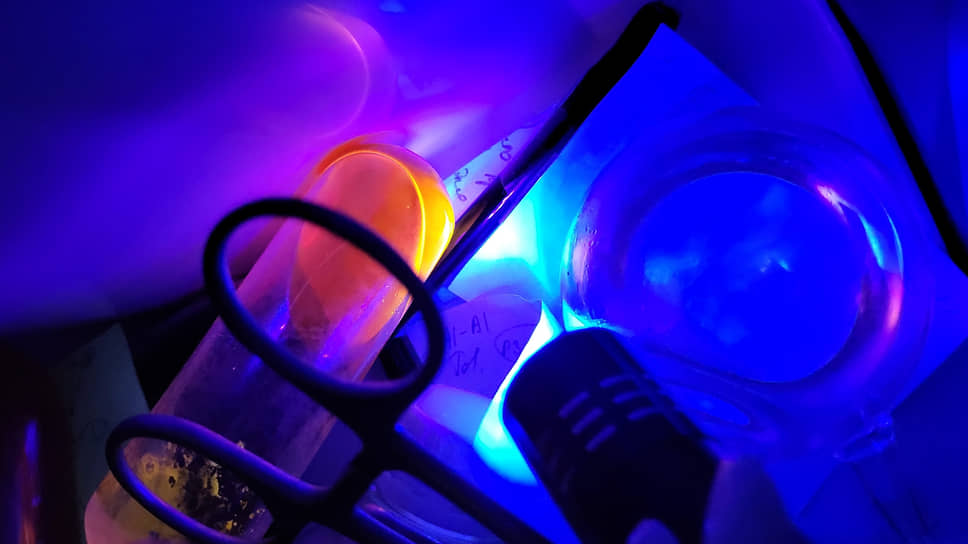 Свечение кристаллов комплекса двухвалентного олова