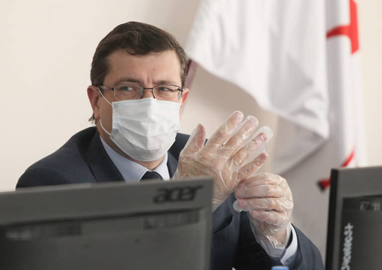 Октябрь 2020 года. Пандемия. Губернатор Глеб Никитин в маске поправляет защитные перчатки