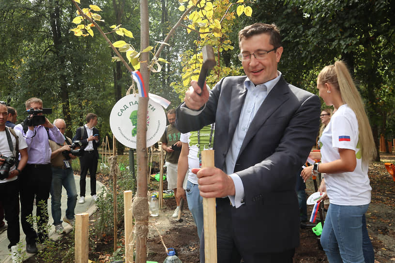 Август 2021 года. Губернатор Глеб Никитин во время высадки новых деревьев в парке «Швейцария», открытом к 800-летию Нижнего Новгорода