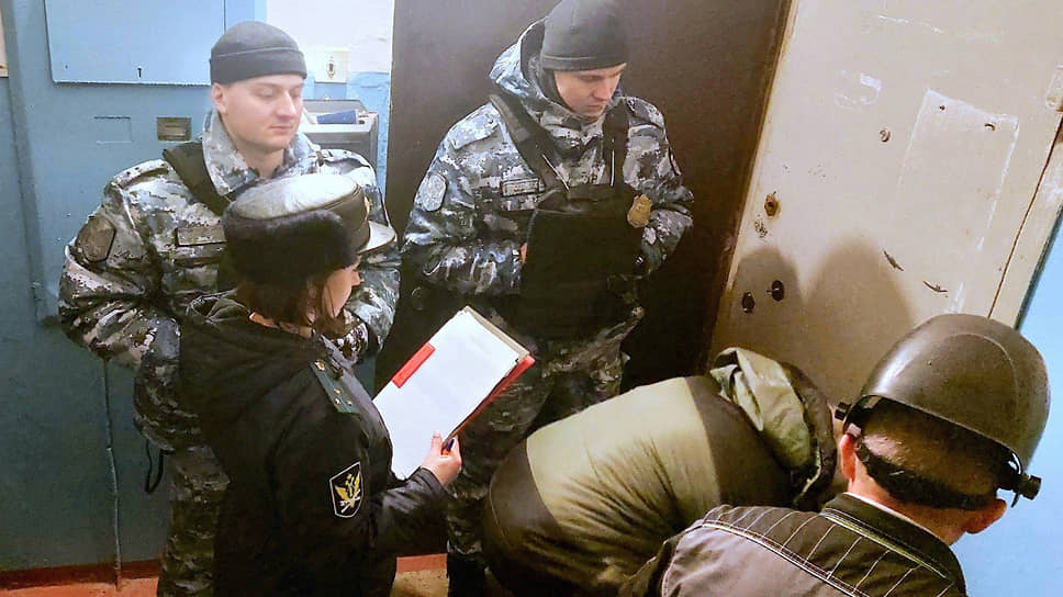 Добровольно освободить жилье должница отказалась, поэтому приставы вскрыли квартиру