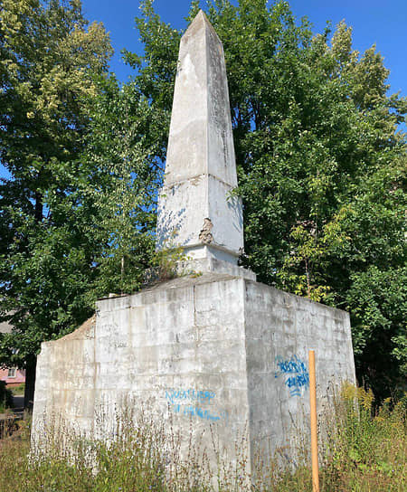 Одна из стел «пик Ленина» и «пик Сталина», сохранившихся в городе Заволжье 
