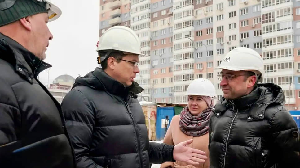 Глава Нижнего Новгорода Юрий Шалабаев (второй слева) на стройплощадке детского сада в ЖК «Зенит»