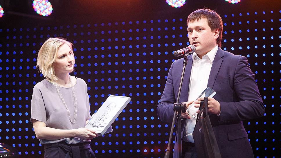 Заместитель генерального директора ПАО «Нижегородский машиностроительный завод» (НМЗ) Сергей Рыбаков получает премию в номинации «Коммерсантъ года» за генерального директора НМЗ Василия Шупранова. Премию вручает главный редактор «Ъ-Приволжье» Татьяна Салахетдинова