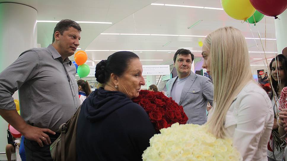 Министр спорта Нижегородской области Сергей Панов, старший тренер-преподаватель по художественной гимнастике Наталья Тишина, член совета Общественной палаты Нижегородской области Денис Москвин, сестра олимпийской чемпионки по художественной гимнастике Анастасии Максимовой Екатерина (слева направо)