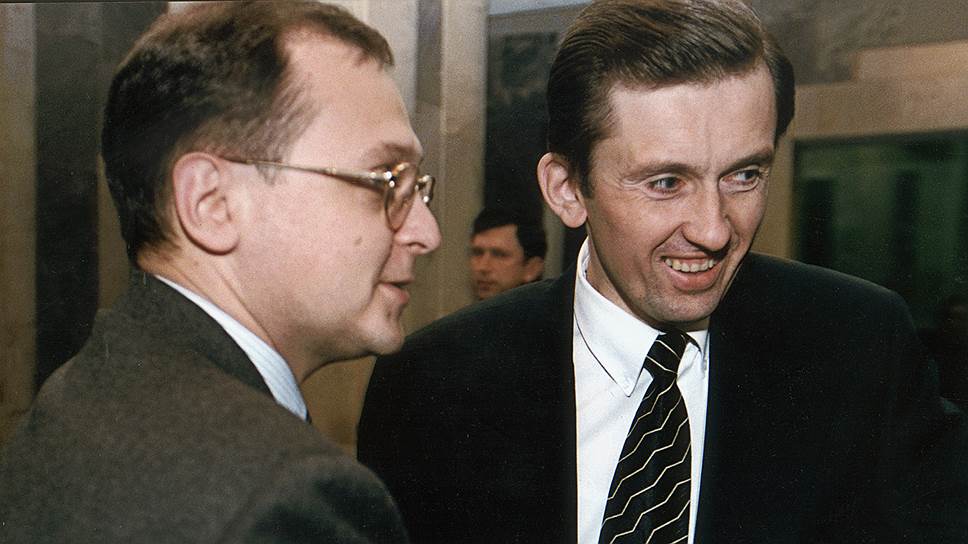 1998 год. Председатель правительства Сергей Кириенко и министр по налогам и сборам России Александр Починок на заседании правительства России.