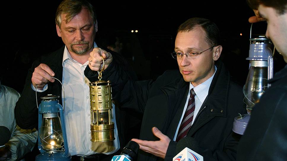 2004 год. Мэр Нижнего Новгорода Вадим Булавинов (слева) и полпред президента в ПФО Сергей Кириенко прибыли из Иерусалима с благодатным огнем.