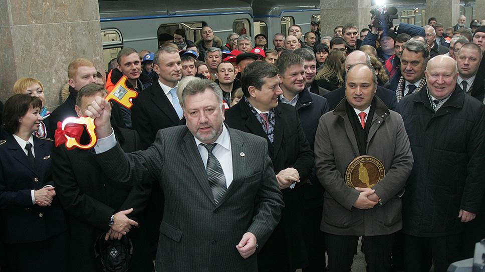 4 ноября 2012 года. Директор МП &quot;Нижегородский метрополитен&quot; Олег Яушев держит символический ключ от только что открытой станции &quot;Горьковская&quot;