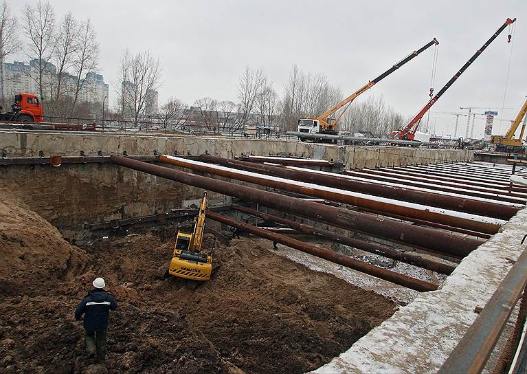 Ноябрь 2015 года. Начало выемки грунта из котлована для станции &quot;Стрелка&quot;