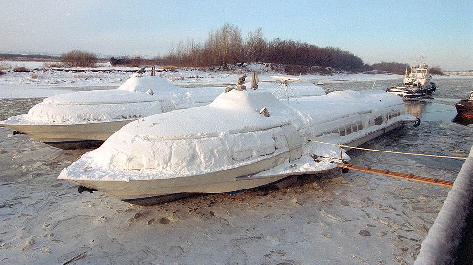 Декабрь 2001 года. Законсервированные суда на подводных крыльях &quot;Метеор&quot; в Октябрьском затоне