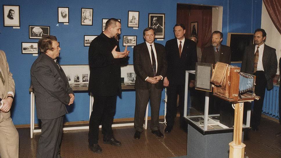 Празднование первого юбилея музея фотографии. На снимке справа председатель областного совета народных депутатов Евгений Крестьянинов, рядом с ним первый директор музея Владимир Войтенко