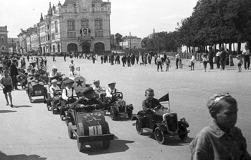 Нижегородскую историю невозможно представить без фотографий Нисона Капелюша. Первомайское шествие на площади Минина и Пожарского