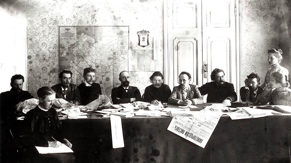 В фондах Русского музея фотографии можно найти уникальные свидетельства истории. На этом снимке изображена редакция газеты &quot;Нижегородский листок&quot;, в которой Максим Горький (в центре) проработал 6 лет
